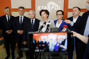 03.07.2020. Starachowice. Wizyta minister rodziny, pracy i polityki społecznej Marleny Maląg. Na zdjęciu (od lewej): wojewoda Zbigniew Koniusz, senator Krzysztof Słoń, poseł Krzysztof Lipiec, minister Marlena Maląg, poseł Agata Wojtyszek i poseł Marek Kwitek / Jarosław Kubalski / Radio Kielce