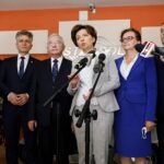 03.07.2020. Starachowice. Wizyta minister rodziny, pracy i polityki społecznej Marleny Maląg. Na zdjęciu (od lewej): wojewoda Zbigniew Koniusz, senator Krzysztof Słoń, poseł Krzysztof Lipiec, minister Marlena Maląg, poseł Agata Wojtyszek i poseł Marek Kwitek / Jarosław Kubalski / Radio Kielce