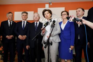 03.07.2020. Starachowice. Wizyta minister rodziny, pracy i polityki społecznej Marleny Maląg. Na zdjęciu (od lewej): wojewoda Zbigniew Koniusz, senator Krzysztof Słoń, poseł Krzysztof Lipiec, minister Marlena Maląg, poseł Agata Wojtyszek i poseł Marek Kwitek / Jarosław Kubalski / Radio Kielce