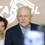 03.07.2020. Starachowice. Wizyta minister rodziny, pracy i polityki społecznej Marleny Maląg. Na zdjęciu (od lewej): minister Marlena Maląg i Edward Płusa - prezes Starpolu / Jarosław Kubalski / Radio Kielce