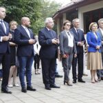 08.07.2020. Busko-Zdrój. Wizyta marszałek Sejmu Elżbiety Witek. Na zdjęciu (od lewej): Michał Cieślak - poseł Porozumienia, Mariusz Gosek - poseł Solidarnej Polski, Krzysztof Lipiec - poseł PiS, Agata Wojtyszek - poseł PiS, Zbigniew Koniusz - wojewoda świętokrzyski, Anna Krupka - poseł PiS, Krzysztof Słoń - senator PiS / Jarosław Kubalski / Radio Kielce