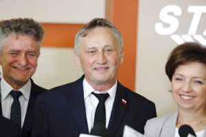 03.07.2020. Starachowice. Wizyta minister rodziny, pracy i polityki społecznej Marleny Maląg. Na zdjęciu (od lewej): senator Krzysztof Słoń, wojewoda Zbigniew Koniusz, minister Marlena Maląg / Jarosław Kubalski / Radio Kielce