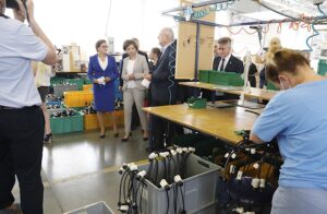 03.07.2020. Starachowice. Wizyta minister rodziny, pracy i polityki społecznej Marleny Maląg. Na zdjęciu (od lewej): poseł Agata Wojtyszek, minister Marlena Maląg, Edward Płusa - prezes Starpolu i senator Krzysztof Słoń / Jarosław Kubalski / Radio Kielce