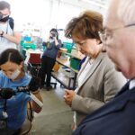 03.07.2020. Starachowice. Wizyta minister rodziny, pracy i polityki społecznej Marleny Maląg. Na zdjęciu: minister Marlena Maląg i poseł Krzysztof Słoń / Jarosław Kubalski / Radio Kielce