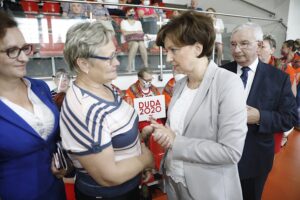 03.07.2020. Pawłów. Wizyta Marleny Maląg, minister rodziny, pracy i polityki społecznej. Na zdjęciu (od lewej): Agata Wojtyszek - poseł, Renata Sikora, Marlena Maląg - minister rodziny, pracy i polityki społecznej, Krzysztof Lipiec - poseł / Jarosław Kubalski / Radio Kielce