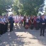 1.07.2020 Wiślica. Spotkanie Elżbiety Witek - marszałek Sejmu z mieszkańcami.  Od prawej:  poseł Agata Wojtyszek, Zbigniew Koniusz - wojewoda,     / Marta Gajda / Radio Kielce