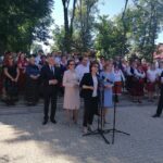 1.07.2020 Wiślica. Spotkanie Elżbiety Witek - marszałek Sejmu z mieszkańcami.  Od lewej:  Zbigniew Koniusz - wojewoda, poseł Agata Wojtyszek, Elżbieta Witek - marszałek Sejmu,  poseł Anna Krupka - wiceminister sportu, Jacek Gocyk - przewodniczący Rady Miejskiej w Wiślicy. / Marta Gajda / Radio Kielce