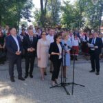 1.07.2020 Wiślica. Spotkanie marszałek Elżbiety Witek z mieszkańcami. Od lewej:  poseł Marek Kwitek, Zbigniew Koniusz - wojewoda, poseł Agata Wojtyszek, Elżbieta Witek - marszałek Sejmu, poseł Anna Krupka - wiceminister sportu, Jacek Gocyk - przewodniczący Rady Miejskiej w Wiślicy / Marta Gajda / Radio Kielce