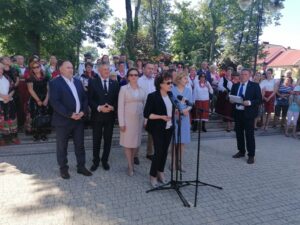 1.07.2020 Wiślica. Spotkanie marszałek Elżbiety Witek z mieszkańcami. Od lewej: poseł Marek Kwitek, Zbigniew Koniusz - wojewoda, poseł Agata Wojtyszek, Elżbieta Witek - marszałek Sejmu, poseł Anna Krupka - wiceminister sportu, Jacek Gocyk - przewodniczący Rady Miejskiej w Wiślicy / Marta Gajda / Radio Kielce