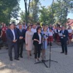 1.07.2020 Wiślica. Spotkanie Elżbiety Witek - marszałek Sejmu z mieszkańcami.  Od lewej: poseł Marek Kwitek, Zbigniew Koniusz - wojewoda, poseł Agata Wojtyszek  Elżbieta Witek - marszałek Sejmu,  poseł Anna Krupka - wiceminister sportu, Jacek Gocyk - przewodniczący Rady Miejskiej w Wiślicy. / Marta Gajda / Radio Kielce