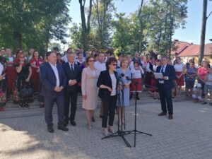 1.07.2020 Wiślica. Spotkanie Elżbiety Witek - marszałek Sejmu z mieszkańcami. Od lewej: poseł Marek Kwitek, Zbigniew Koniusz - wojewoda, poseł Agata Wojtyszek Elżbieta Witek - marszałek Sejmu, poseł Anna Krupka - wiceminister sportu, Jacek Gocyk - przewodniczący Rady Miejskiej w Wiślicy. / Marta Gajda / Radio Kielce