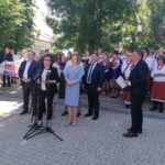 1.07.2020 Wiślica. Spotkanie Elżbiety Witek - Marszałek Sejmu z mieszkańcami.  Od lewej: poseł Marek Kwitek, Elżbieta Witek - marszałek Sejmu,  poseł Anna Krupka - wiceminister sportu, Jacek Balicki - sekretarz Miasta i Gminy Wiślica, Jacek Gocyk - przewodniczący Rady Miejskiej w Wiślicy. / Marta Gajda / Radio Kielce