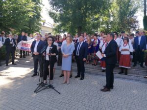 1.07.2020 Wiślica. Spotkanie Elżbiety Witek - Marszałek Sejmu z mieszkańcami. Od lewej: poseł Marek Kwitek, Elżbieta Witek - marszałek Sejmu, poseł Anna Krupka - wiceminister sportu, Jacek Balicki - sekretarz Miasta i Gminy Wiślica, Jacek Gocyk - przewodniczący Rady Miejskiej w Wiślicy. / Marta Gajda / Radio Kielce