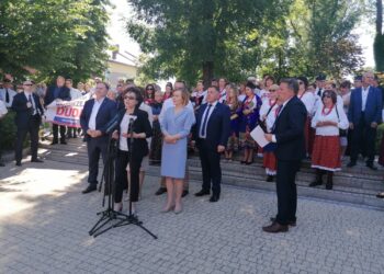 1.07.2020 Wiślica. Spotkanie Elżbiety Witek - Marszałek Sejmu z mieszkańcami.  Od lewej: poseł Marek Kwitek, Elżbieta Witek - marszałek Sejmu,  poseł Anna Krupka - wiceminister sportu, Jacek Balicki - sekretarz Miasta i Gminy Wiślica, Jacek Gocyk - przewodniczący Rady Miejskiej w Wiślicy. / Marta Gajda / Radio Kielce