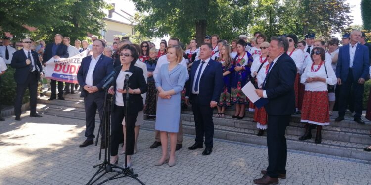 1.07.2020 Wiślica. Spotkanie Elżbiety Witek - Marszałek Sejmu z mieszkańcami.  Od lewej: poseł Marek Kwitek, Elżbieta Witek - marszałek Sejmu,  poseł Anna Krupka - wiceminister sportu, Jacek Balicki - sekretarz Miasta i Gminy Wiślica, Jacek Gocyk - przewodniczący Rady Miejskiej w Wiślicy. / Marta Gajda / Radio Kielce