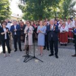 1.07.2020 Wiślica. Spotkanie Elżbiety Witek - marszałek Sejmu z mieszkańcami. Od lewej: Elżbieta Witek - marszałek Sejmu, poseł Marek Kwitek, Zbigniew Koniusz - wojewoda, poseł Agata Wojtyszek, poseł Anna Krupka - wiceminister sportu, poseł Krzysztof Lipiec, Jacek Gocyk - przewodniczący Rady Miejskiej w Wiślicy / Marta Gajda / Radio Kielce