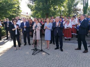 1.07.2020 Wiślica. Spotkanie Elżbiety Witek - marszałek Sejmu z mieszkańcami. Od lewej: Elżbieta Witek - marszałek Sejmu, poseł Marek Kwitek, Zbigniew Koniusz - wojewoda, poseł Agata Wojtyszek, poseł Anna Krupka - wiceminister sportu, poseł Krzysztof Lipiec, Jacek Gocyk - przewodniczący Rady Miejskiej w Wiślicy / Marta Gajda / Radio Kielce