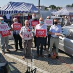 Busko-Zdrój. Wiceminister spraw zagranicznych Piotr Wawrzyk spotkał się z mieszkańcami. Na zdjęciu od lewej: Jan Bartosik - radny rady powiatu buskiego, Piotr Wawrzyk - wiceminister spraw zagranicznych, Piotr Ryk - przewodniczący buskiej delegatury, asystent społeczny w biurze poselskim ministra oraz działacze PiS z powiatu buskiego / Marta Gajda / Radio Kielce