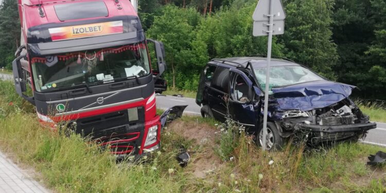 08.07.2020. Ruszcza, gmina Połaniec. Wypadek na trasie Sandomierz-Kraków / Komenda Powiatowa Policji w Staszowie