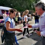 10.07.2020 Rudki. Parlamentarzyści PiS zachęcali do głosowania na Andrzeja Dudę. Broszury rozdaje: senator Krzysztof Słoń / Dorota Klusek / Radio Kielce