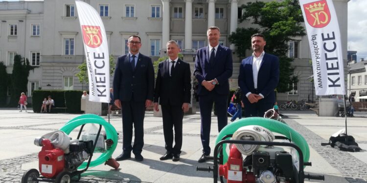 14.07.2020 Kielce. Przekazanie darów dla poszkodowanych w powodzi na Ukrainie. Od lewej: Wiaczesław Wojnarowski - Konsul Generalny Ukrainy w Krakowie, Zbigniew Koniusz - wojewoda, Bogdan Wenta - Prezydent Miasta Kielce oraz Zdzisław Brodecki - Prezes Kieleckiej Fabryki Pomp „Białogon” / Dorota Klusek / Radio Kielce