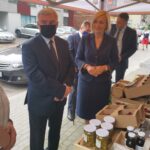 16.07.2020. Kielce. Otwarcie sklepu „Silni z natury”. Na zdjęciu (w środku): Andrzej Bętkowski - marszałek województwa świętokrzyskiego, Renata Janik - wicemarszałek województwa świętokrzyskiego i Tomasz Jamka - członek zarządu województwa świętokrzyskiego / Piotr Kwaśniewski / Radio Kielce