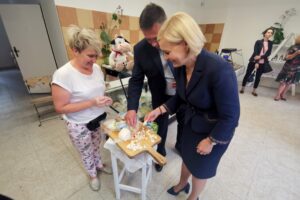 16.07.2020. Kielce. Otwarcie sklepu „Silni z natury”. Na zdjęciu (od lewej): Teresa Łukasik - Gospodarstwo "Farma Łukasików", Tomasz Jamka - członek zarządu województwa świętokrzyskiego i Renata Janik - wicemarszałek województwa świętokrzyskiego / Piotr Kwaśniewski / Radio Kielce