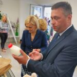 16.07.2020. Kielce. Otwarcie sklepu „Silni z natury”. Na zdjęciu (od lewej): Renata Janik - wicemarszałek województwa świętokrzyskiego i Tomasz Jamka - członek zarządu województwa świętokrzyskiego / Piotr Kwaśniewski / Radio Kielce