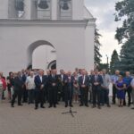 20.07.2020 Tuczępy. Dziękczynna msza święta w intencji ojczyzny oraz urzędującego prezydenta. Na zdjęciu od lewej (w pierwszym rzędzie): Andrzej Bętkowski - marszałek województwa, Zbigniew Koniusz - wojewoda świętokrzyski, Krzysztof Lipiec – poseł PiS, Jan Bartosik – pełnomocnik powiatowych struktur PiS, Andrzej Pruś- przewodniczący sejmiku województwa świętokrzyskiego, Zbigniew Janik - wójt gminy Gnojno / Marta Gajda / Radio Kielce