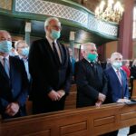 24.07.2020 Gorzków gm. Kazimierza Wielka. Pogrzeb Krystyny Dobrzańskiej-Sobierajskiej, córki mjr Henryka Dobrzańskiego “Hubala”. Na zdjęciu (od lewej): od lewej: Henryk Rak – przewodniczący rady miasta Jasła, Ryszard Pabian – burmistrz miasta Jasła, Wacław Piwudzki – przewodniczący rady miejskiej w Kazimierzy Wielkiej, Adam Bodzioch – burmistrz Kazimierzy wielkiej. / Marta Gajda / Radio Kielce