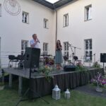 26.07.2020 Pińczów. Muzeum Regionalne. 22. Koncert Pamięci Jana Góreckiego. Na zdjęciu: Włodzimierz Badurak - burmistrz Pińczowa, Justyna Dziadek - dyrektor Muzeum Regionalnego w Pińczowie  / Marta Gajda / Radio Kielce