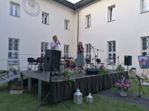 26.07.2020 Pińczów. Muzeum Regionalne. 22. Koncert Pamięci Jana Góreckiego. Na zdjęciu: Włodzimierz Badurak - burmistrz Pińczowa, Justyna Dziadek - dyrektor Muzeum Regionalnego w Pińczowie / Marta Gajda / Radio Kielce