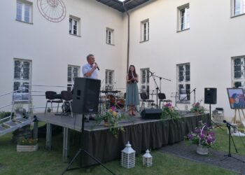 26.07.2020 Pińczów. Muzeum Regionalne. 22. Koncert Pamięci Jana Góreckiego. Na zdjęciu: Włodzimierz Badurak - burmistrz Pińczowa, Justyna Dziadek - dyrektor Muzeum Regionalnego w Pińczowie  / Marta Gajda / Radio Kielce