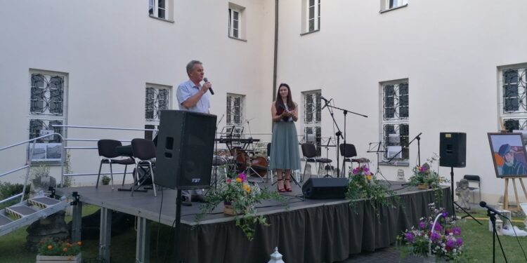 26.07.2020 Pińczów. Muzeum Regionalne. 22. Koncert Pamięci Jana Góreckiego. Na zdjęciu: Włodzimierz Badurak - burmistrz Pińczowa, Justyna Dziadek - dyrektor Muzeum Regionalnego w Pińczowie  / Marta Gajda / Radio Kielce