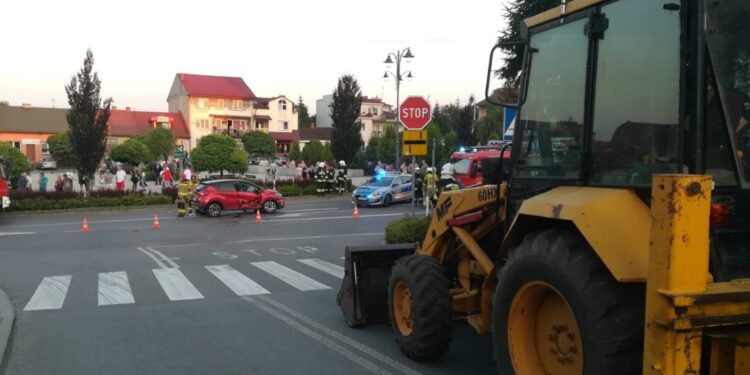 29.07.2020 Połaniec. Zderzenie samochodu osobowego i koparko-ładowarki / KPP w Staszowie