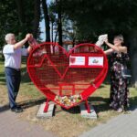 30.07.2020 Kazimierza Wielka. Pojemnik na nakrętki. Na zdjęciu Adam Bodzioch - burmistrz Kazimierzy Wielkiej oraz Dorota Gruszka - założycielka stowarzyszenia Widzieć Dobro / Marta Gajda / Radio Kielce