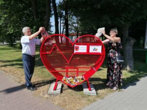 30.07.2020 Kazimierza Wielka. Pojemnik na nakrętki. Na zdjęciu Adam Bodzioch - burmistrz Kazimierzy Wielkiej oraz Dorota Gruszka - założycielka stowarzyszenia Widzieć Dobro / Marta Gajda / Radio Kielce