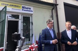 02.07.2020 Sandomierz. Otwarcie biura poselskiego Adama Jarubasa. Na zdjęciu (od lewej): Adam Jarubas - europoseł PSL i Marcin Piwnik - starosta sandomierski / Grażyna Szlęzak-Wójcik / Radio Kielce