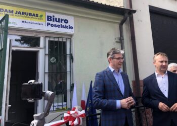 02.07.2020 Sandomierz. Otwarcie biura poselskiego Adama Jarubasa. Na zdjęciu (od lewej): Adam Jarubas - europoseł PSL i Marcin Piwnik - starosta sandomierski / Grażyna Szlęzak-Wójcik / Radio Kielce