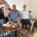 03.07.2020 Sandomierz. Piotr Wawrzyk - wiceminister spraw zagranicznych z wizytą na starówce. Na zdjęciu od lewej: Maciej Skorupa - jeden z  wolontariuszy i wiceminister Piotr Wawrzyk. / Grażyna Szlęzak-Wójcik / Radio Kielce