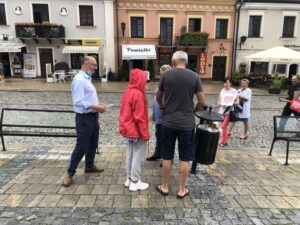 03.07.2020 Sandomierz. Piotr Wawrzyk - wiceminister spraw zagranicznych z wizytą na starówce. / Grażyna Szlęzak-Wójcik / Radio Kielce