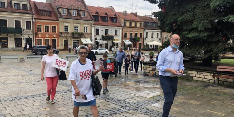 03.07.2020 Sandomierz. Piotr Wawrzyk - wiceminister spraw zagranicznych z wizytą na starówce / Grażyna Szlęzak-Wójcik / Radio Kielce