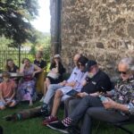 05.07.2020 Sandomierz. Festiwal Filmów i Spotkań Niezwykłych. Ogród przy Domu Długosza - czytanie bajek dzieciom, jedno z wydarzeń festiwalu / Grażyna Szlęzak-Wójcik / Radio Kielce