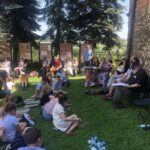 05.07.2020 Sandomierz. Festiwal Filmów i Spotkań Niezwykłych. Ogród przy Domu Długosza - czytanie bajek dzieciom, jedno z wydarzeń festiwalu / Grażyna Szlęzak-Wójcik / Radio Kielce