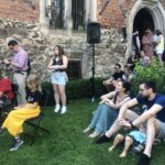 05.07.2020 Sandomierz. Festiwal Filmów i Spotkań Niezwykłych. Ogród przy Domu Długosza - czytanie bajek dzieciom, jedno z wydarzeń festiwalu / Grażyna Szlęzak-Wójcik / Radio Kielce