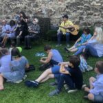 05.07.2020 Sandomierz. Festiwal Filmów i Spotkań Niezwykłych. Ogród przy Domu Długosza - czytanie bajek dzieciom, jedno z wydarzeń festiwalu / Grażyna Szlęzak-Wójcik / Radio Kielce