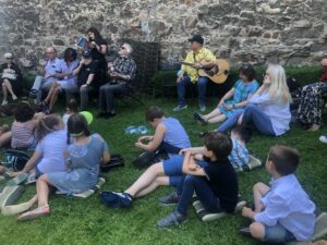 05.07.2020 Sandomierz. Festiwal Filmów i Spotkań Niezwykłych. Ogród przy Domu Długosza - czytanie bajek dzieciom, jedno z wydarzeń festiwalu / Grażyna Szlęzak-Wójcik / Radio Kielce