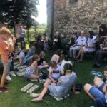 05.07.2020 Sandomierz. Festiwal Filmów i Spotkań Niezwykłych. Ogród przy Domu Długosza - czytanie bajek dzieciom, jedno z wydarzeń festiwalu / Grażyna Szlęzak-Wójcik / Radio Kielce