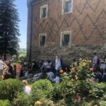 05.07.2020 Sandomierz. Festiwal Filmów i Spotkań Niezwykłych. Ogród przy Domu Długosza - czytanie bajek dzieciom, jedno z wydarzeń festiwalu / Grażyna Szlęzak-Wójcik / Radio Kielce