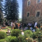 05.07.2020 Sandomierz. Festiwal Filmów i Spotkań Niezwykłych. Ogród przy Domu Długosza - czytanie bajek dzieciom, jedno z wydarzeń festiwalu / Grażyna Szlęzak-Wójcik / Radio Kielce